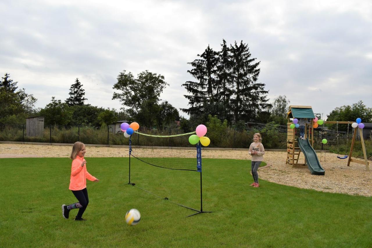 Boutique Odyseja & Spa Ciechocinek Exterior foto Children playing balloon tennis
