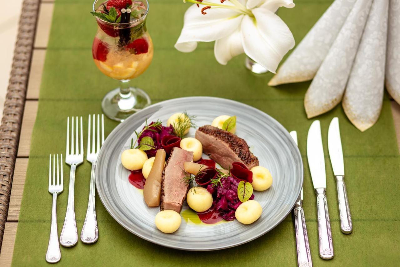 Boutique Odyseja & Spa Ciechocinek Exterior foto A duck confit salad