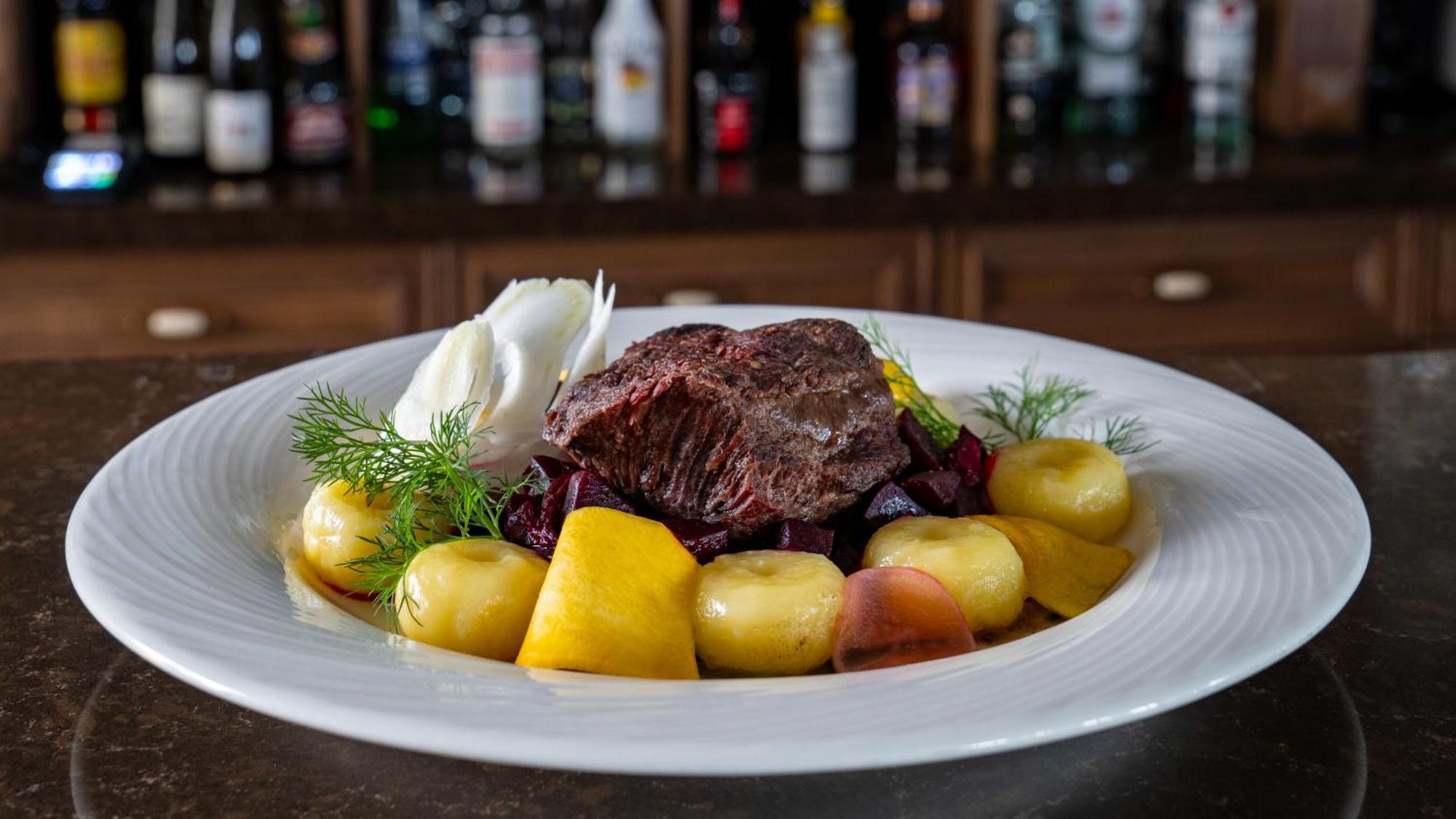 Boutique Odyseja & Spa Ciechocinek Exterior foto A plate of reindeer stew with potatoes and lingonberries