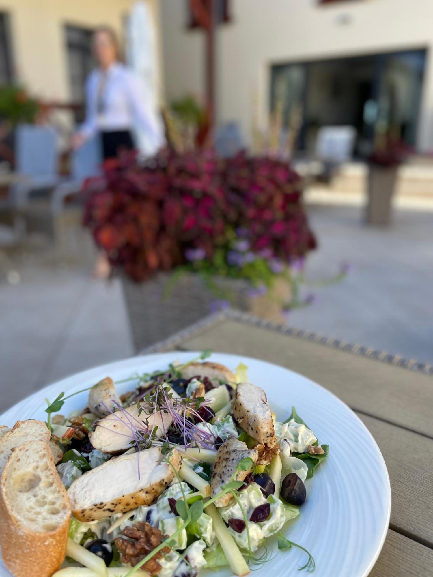 Boutique Odyseja & Spa Ciechocinek Exterior foto A salad at the restaurant