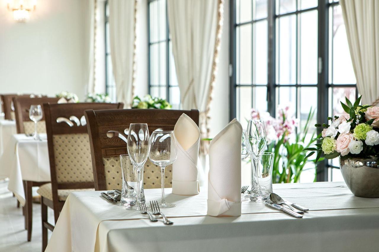 Boutique Odyseja & Spa Ciechocinek Exterior foto A table set for fine dining